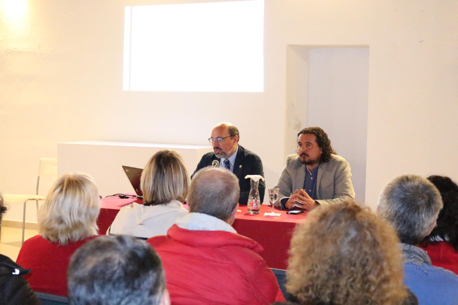 Ángel Guisado (izquierda) y el alcalde Fernando Macías, durante la conferencia.