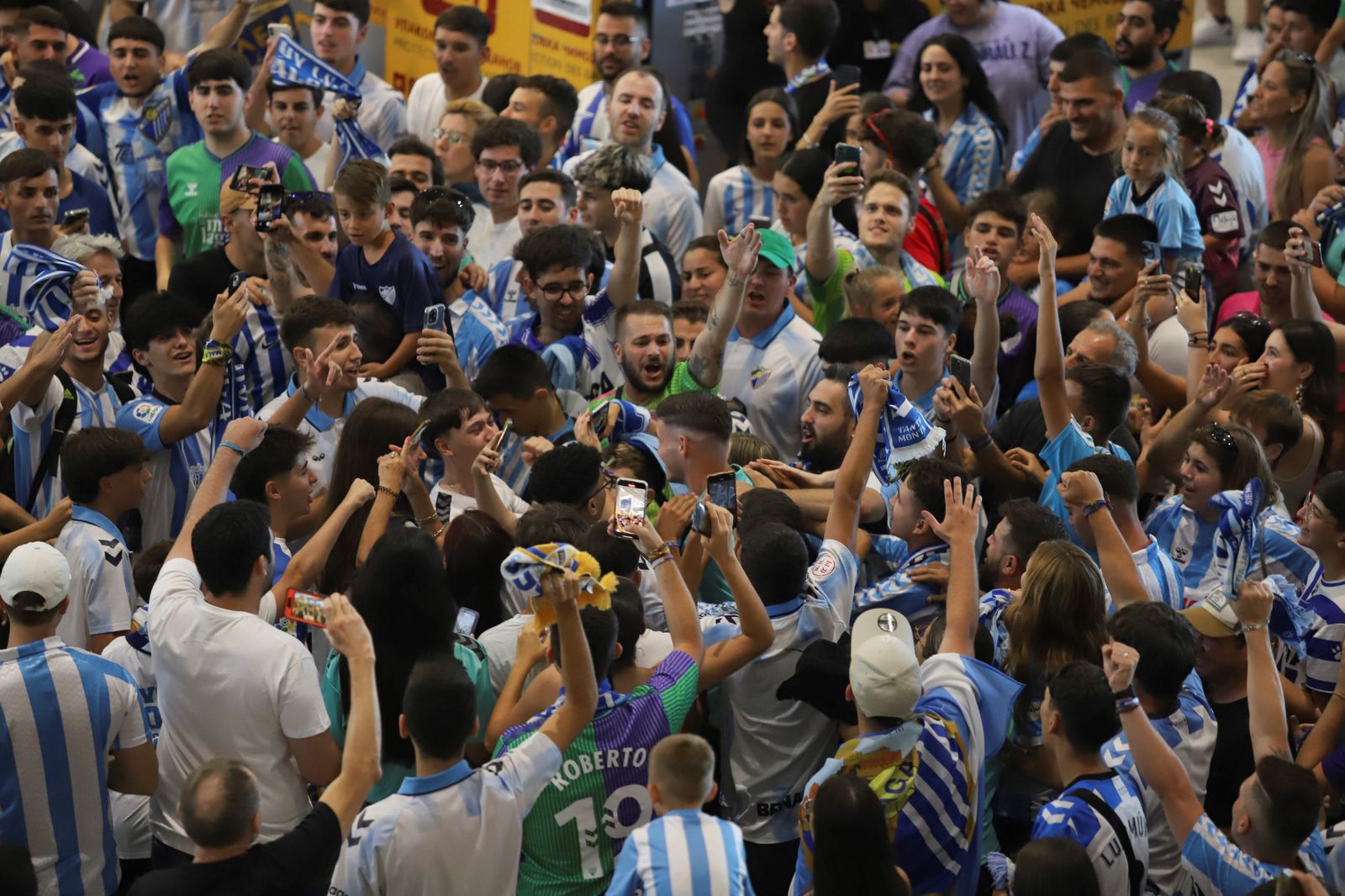 El espectacular preámbulo en el aeropuerto con la afición
