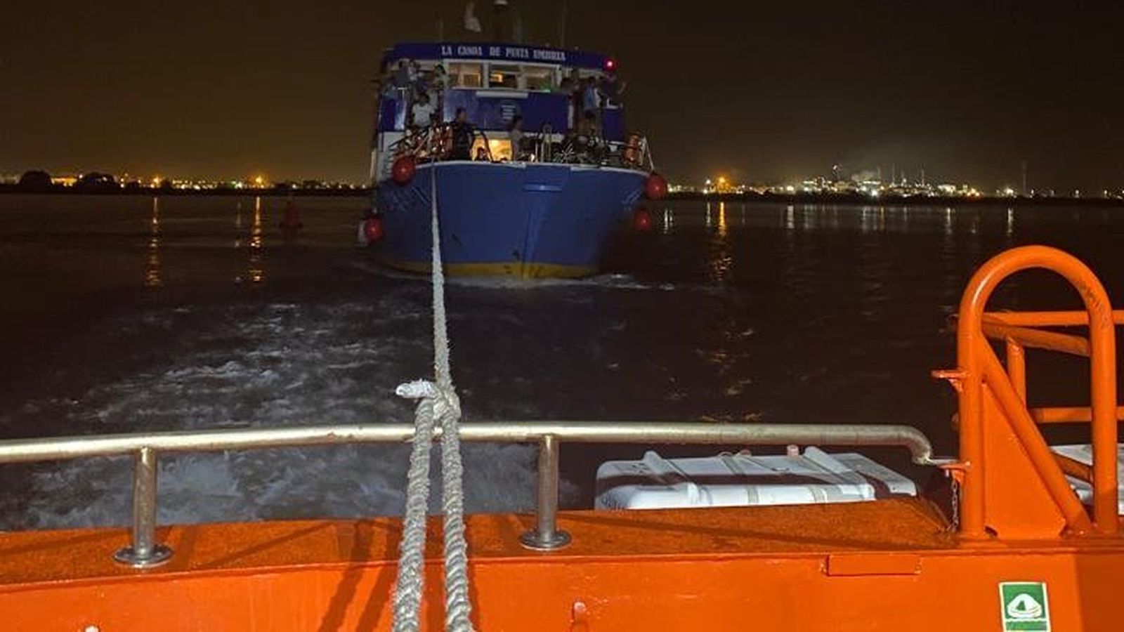 Rescatan la Canoa de Punta Umbría, a la deriva en la ría de Huelva con 85 pasajeros