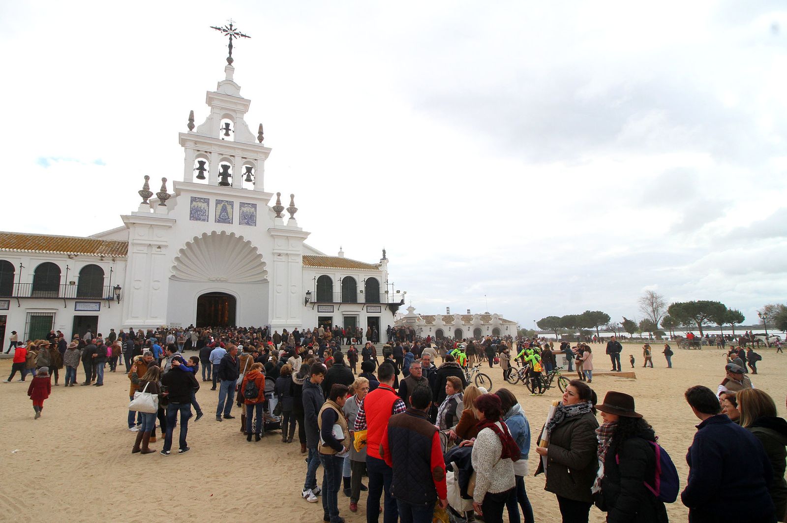 El Rocío celebra La Candelaria con la presentación de los niños a la Virgen, en imágenes