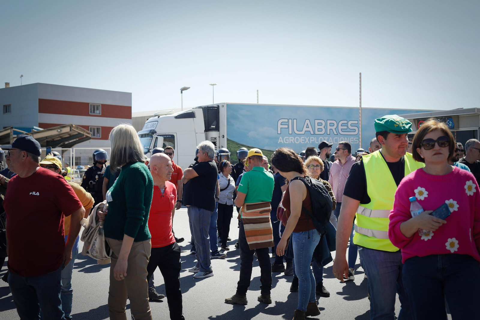 Los agricultores colapsan el puerto de Almería