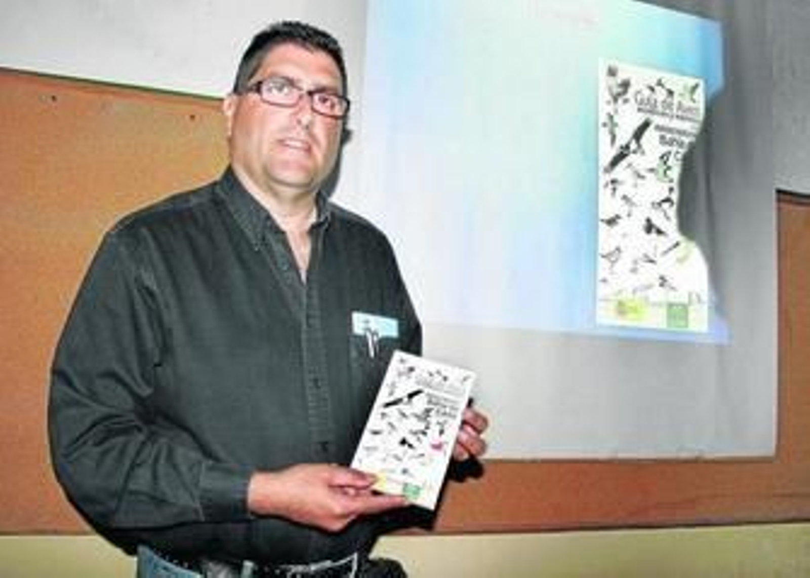 Rafael García Costales, con su guía en la sede de Ecologistas en acción.