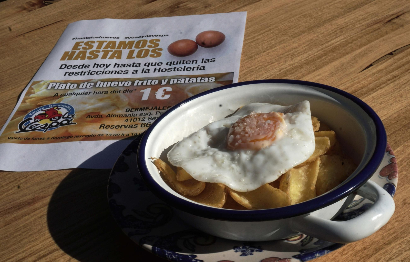 Los científicos recomiendan cortarse un poco a la hora de comer huevos fritos