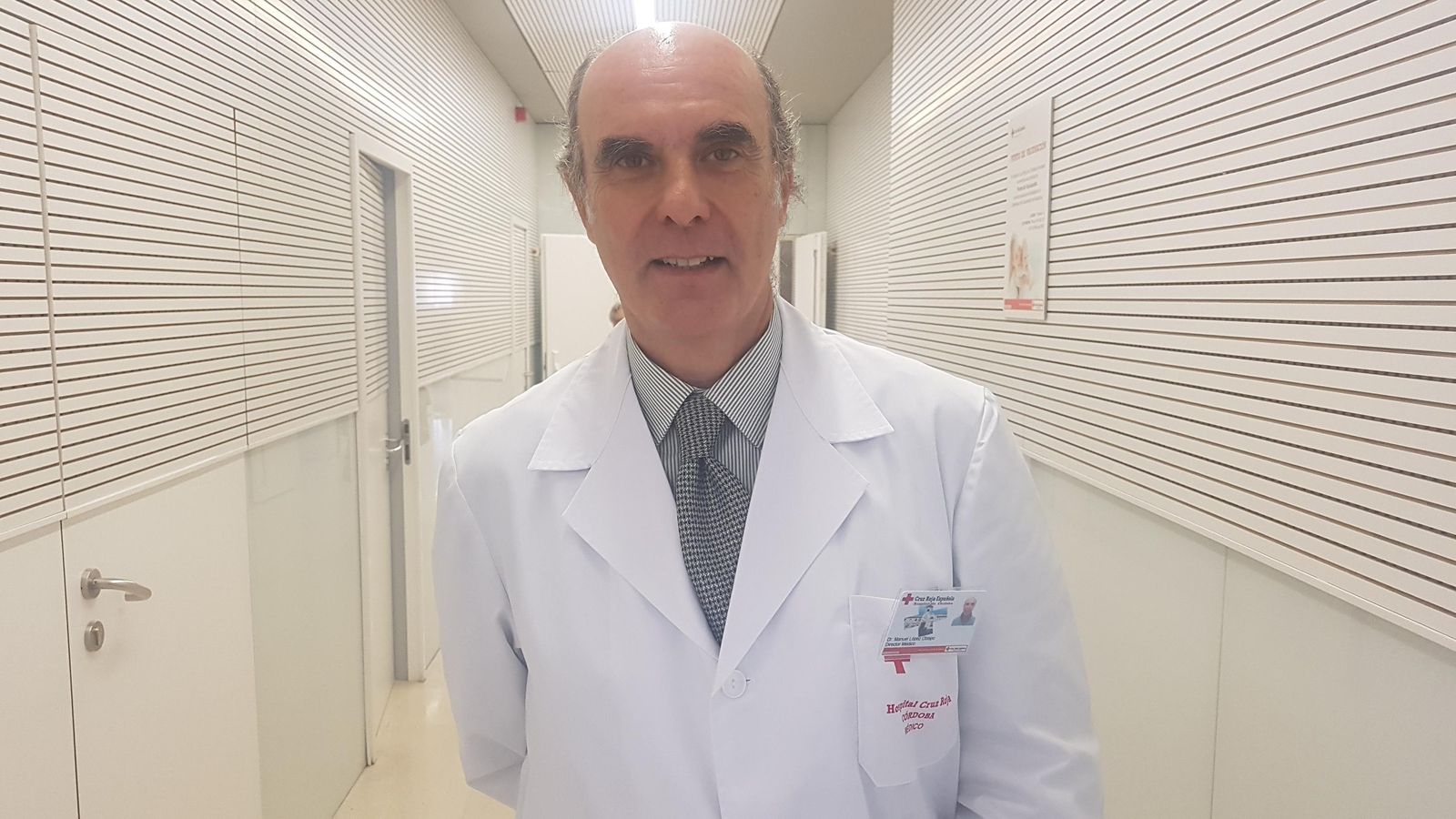 Manuel López Obispo posa en las instalaciones del Hospital de la Cruz Roja de Córdoba.