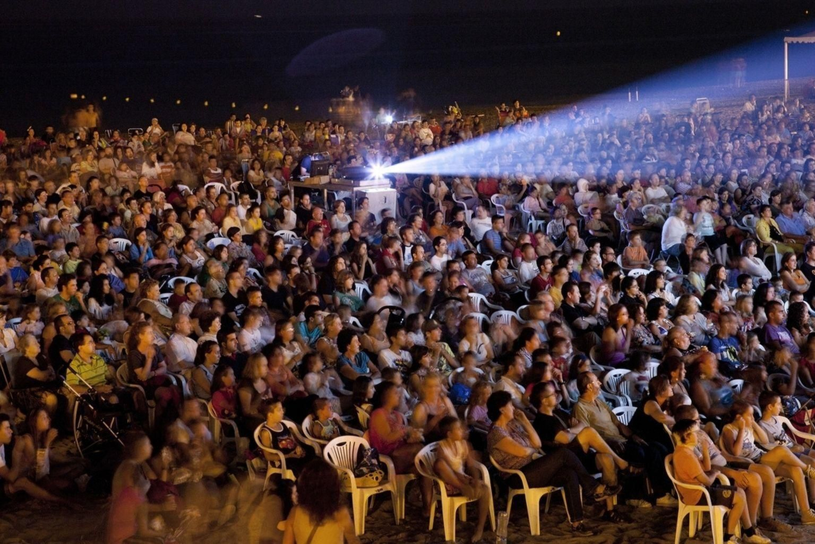 Una proyección del Cine Abierto en la playa de la Misericordia.
