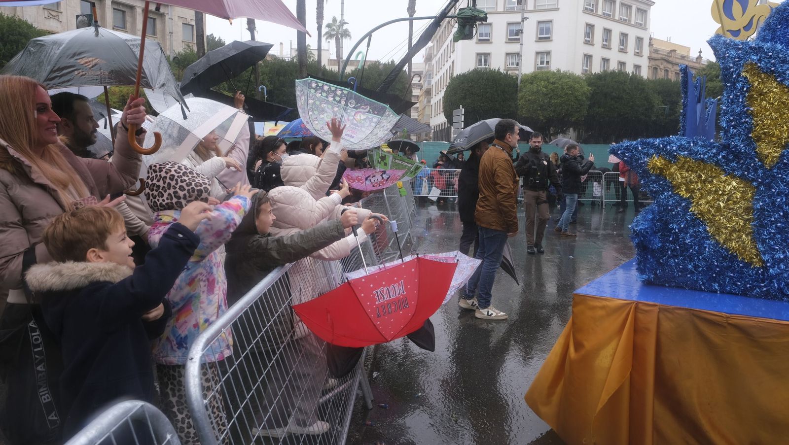 Fotografías de la cabalgata de los Reyes Magos pasada por agua en Almería