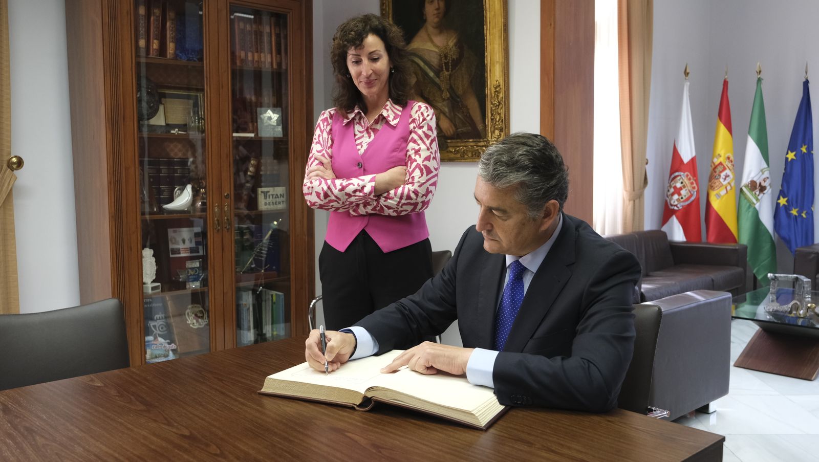 Imágenes de la visita del Consejero de Presidencia, Antonio Sanz, a la Alcaldía de Almería