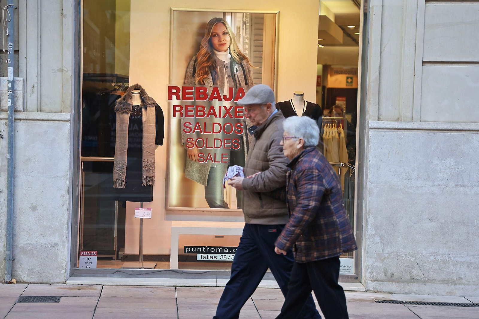 Imágenes del comienzo de las rebajas en Huelva