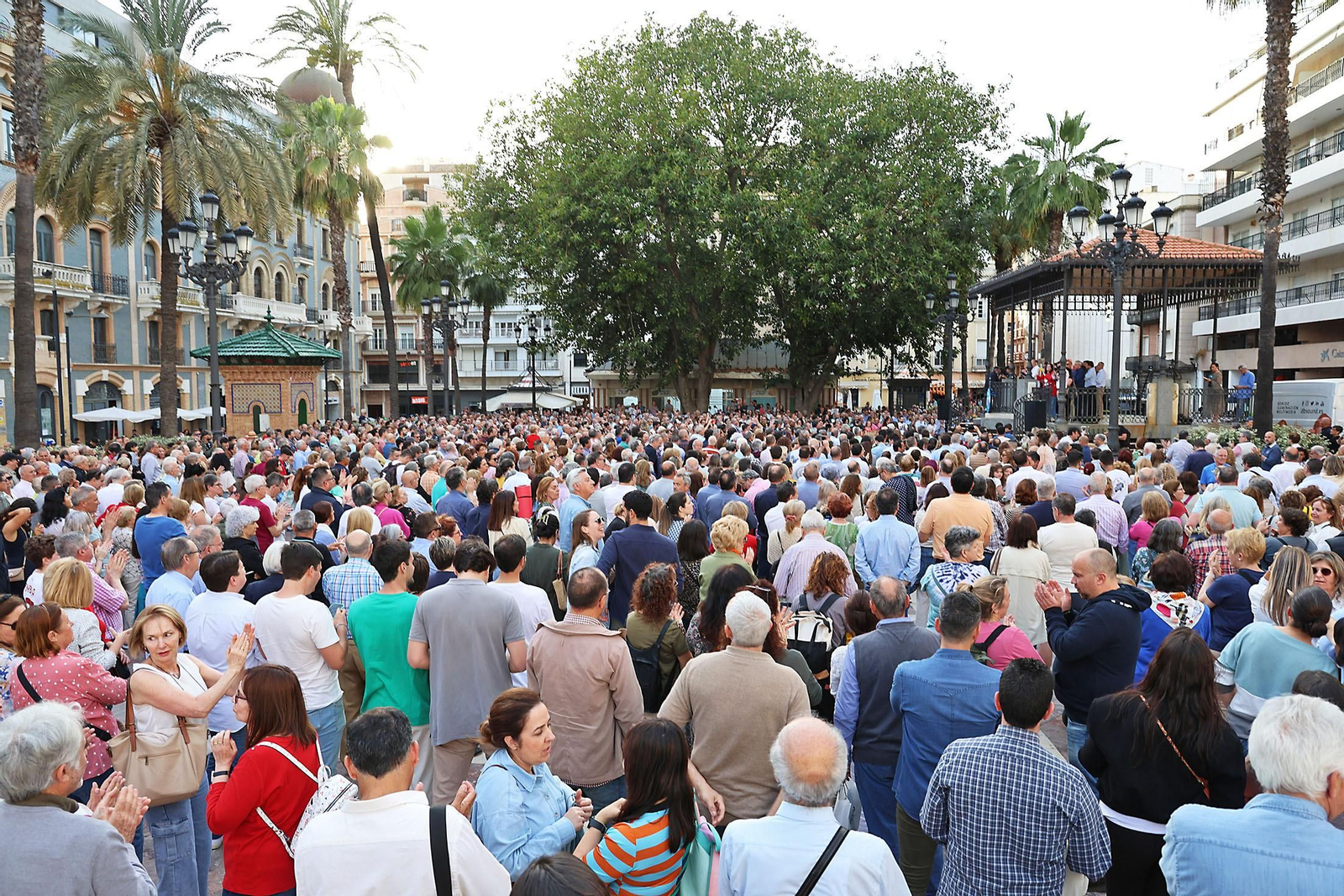 Imágenes de la concentración por las infraestructuras para Huelva