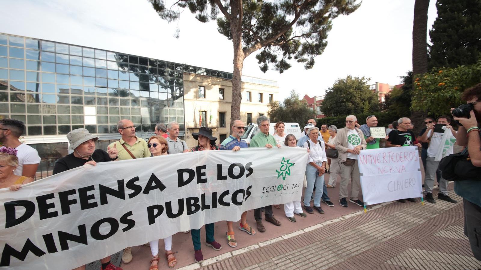Concentración en apoyo a Juan Clavero en las puertas de la Audiencia antes del inicio del juicio