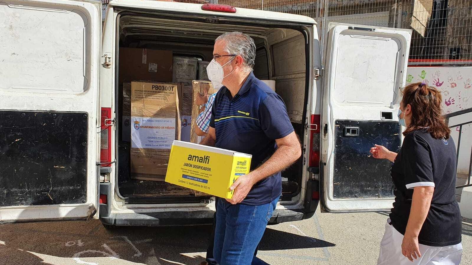 La furgoneta, cargada de material para adecuar el centro.