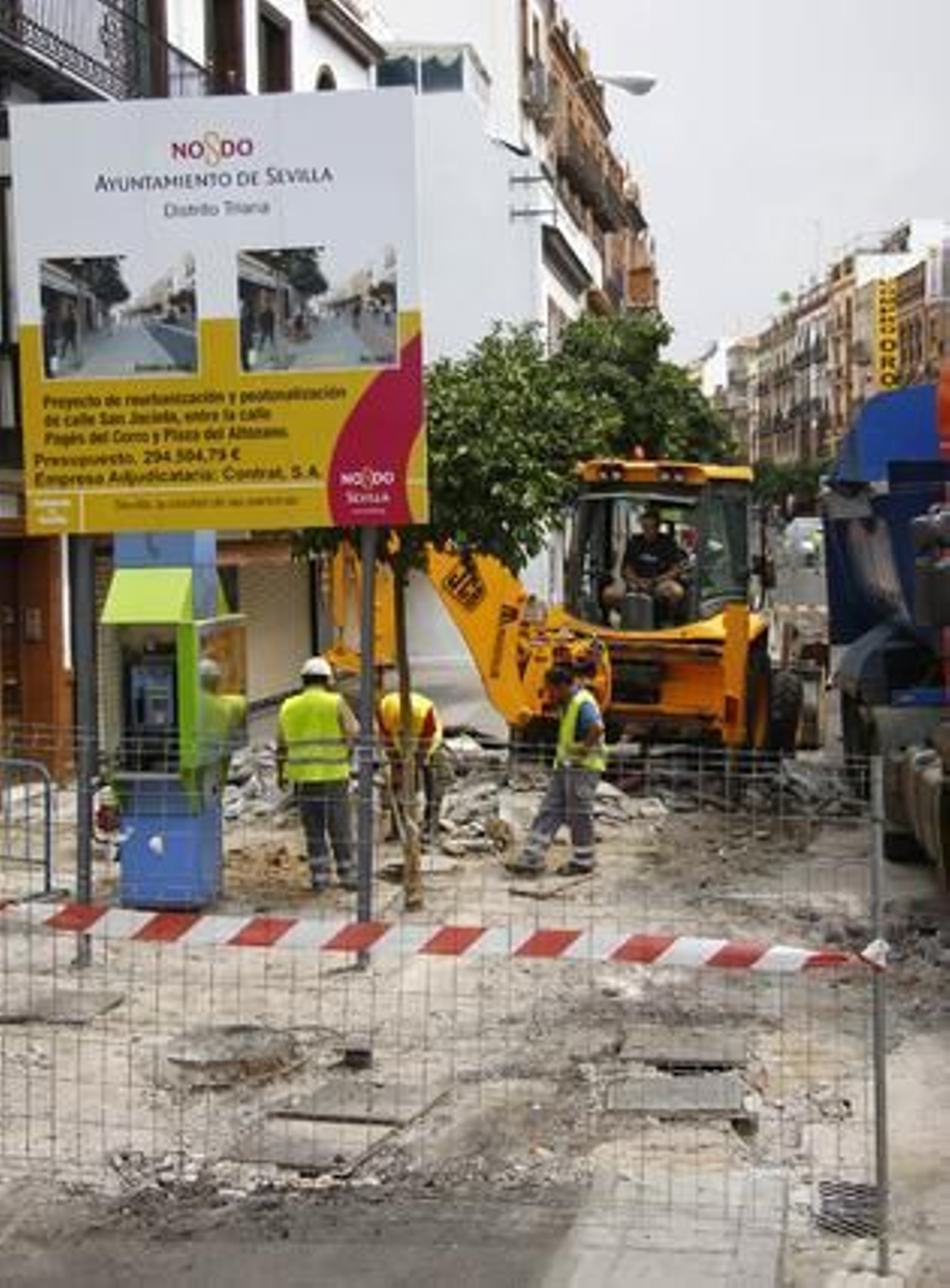 Los operarios ya han comenzado con los trabajos para peatonalizar la calle San Jacinto.

Foto: Belén Vargas