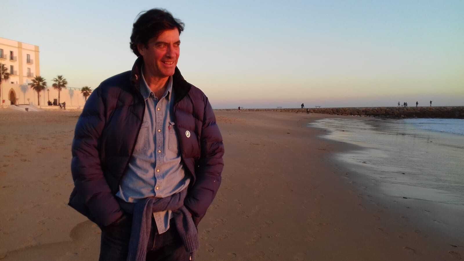 El periodista Manuel Rus Rufino, en una playa de Rota.