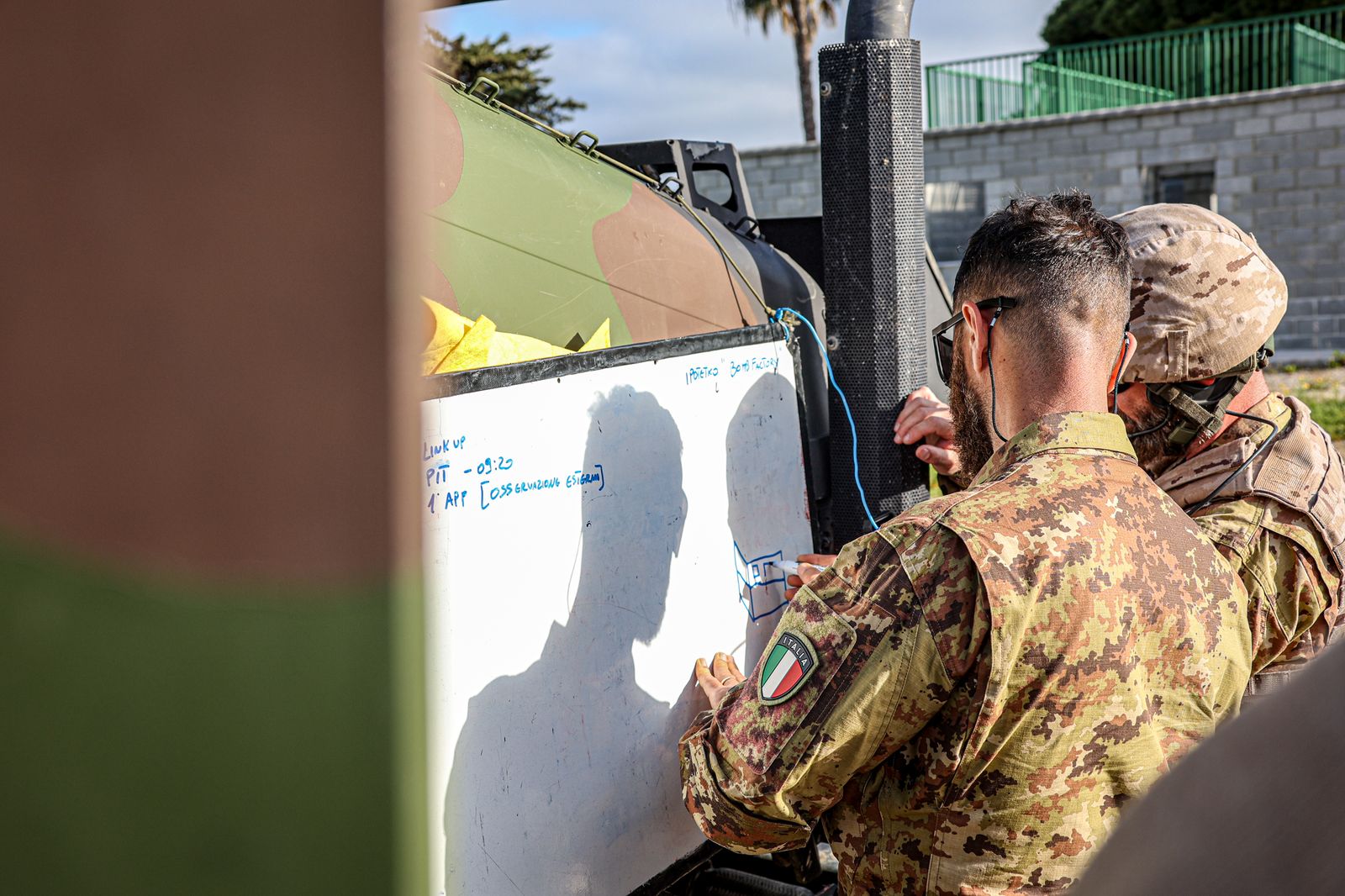 Fuerzas Armadas: Así se adiestran los equipos de desactivación de explosivos en Cádiz