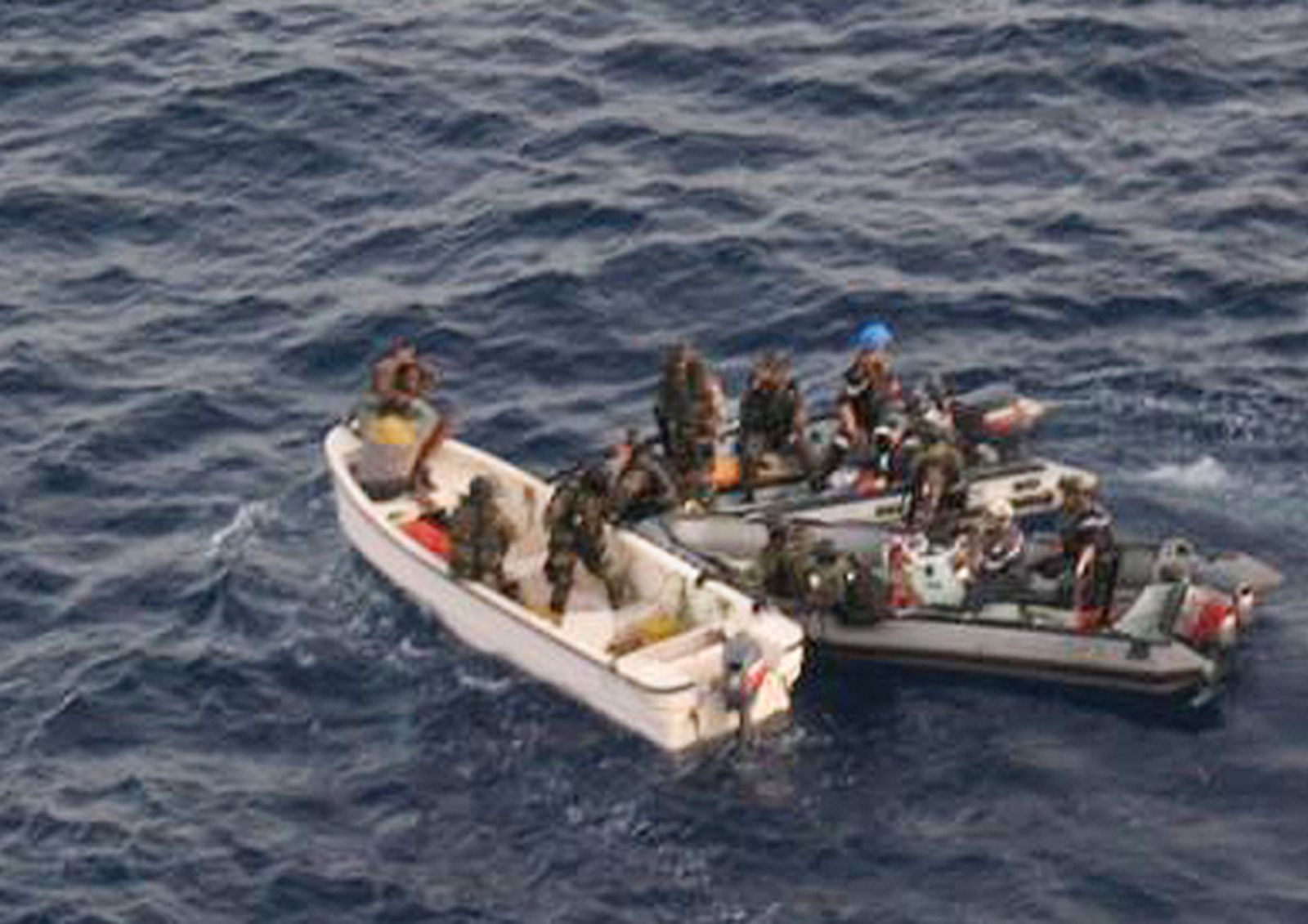 Un barco francés apresa una embarcación con 11 piratas a bordo