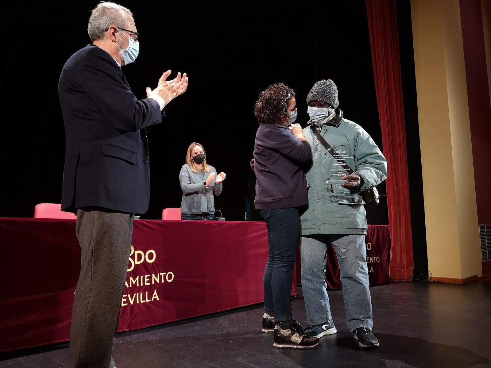 Una de las personas sin hogar premiada por su trayectoria ejemplar recibe el galardón.