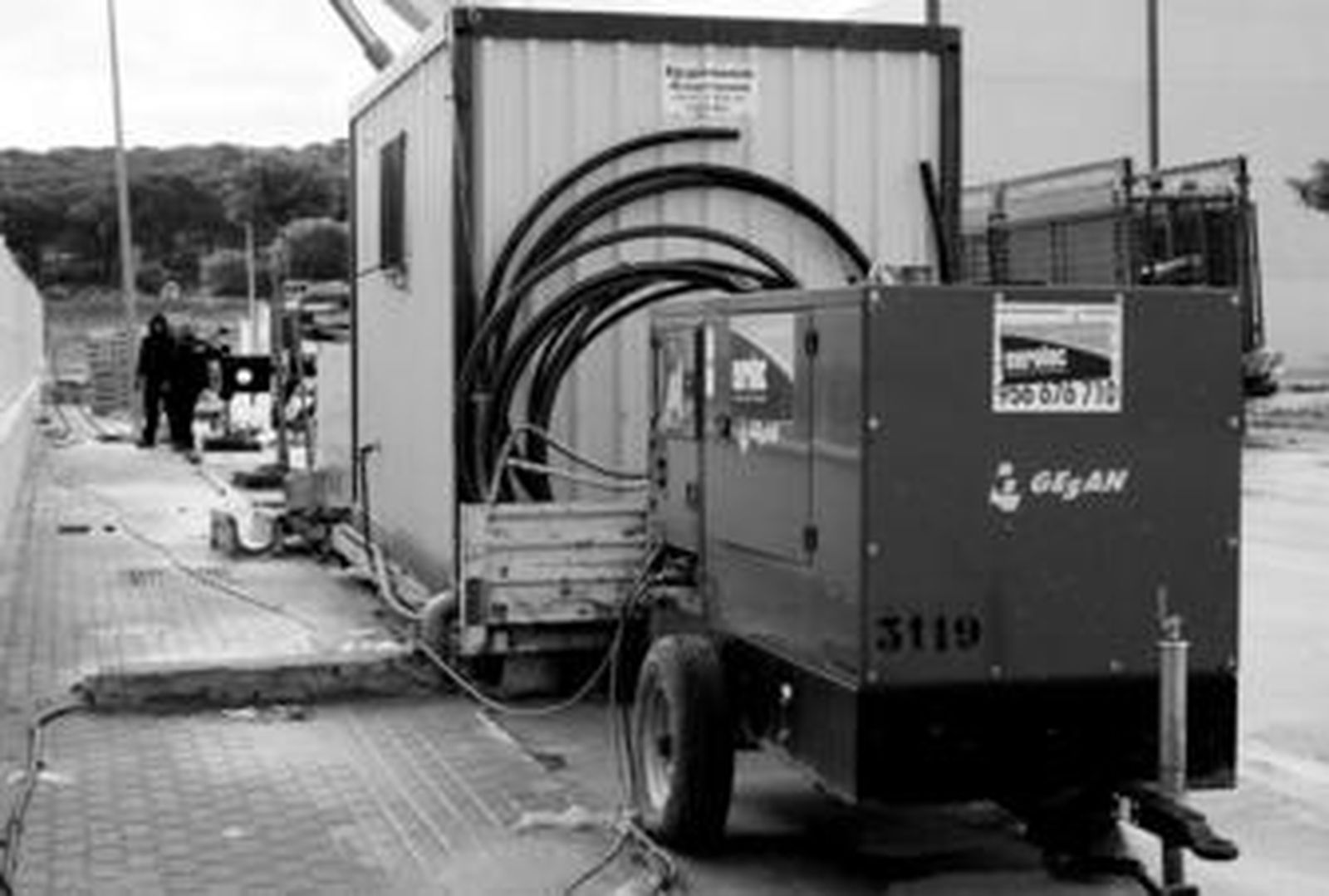 1. El primer motor alquilado por la empresa conservera El Rey de Oros para abastecer de energía eléctrica las obras de su nave en el polígono industrial El Olivar 2. Vista del polígono El Olivar, situado en la entrada de Barbate desde Vejer. 3. La maquinaria de procesamiento de pescado de El Rey de Oros, parada. Fotos: Manuel Aragón Pina