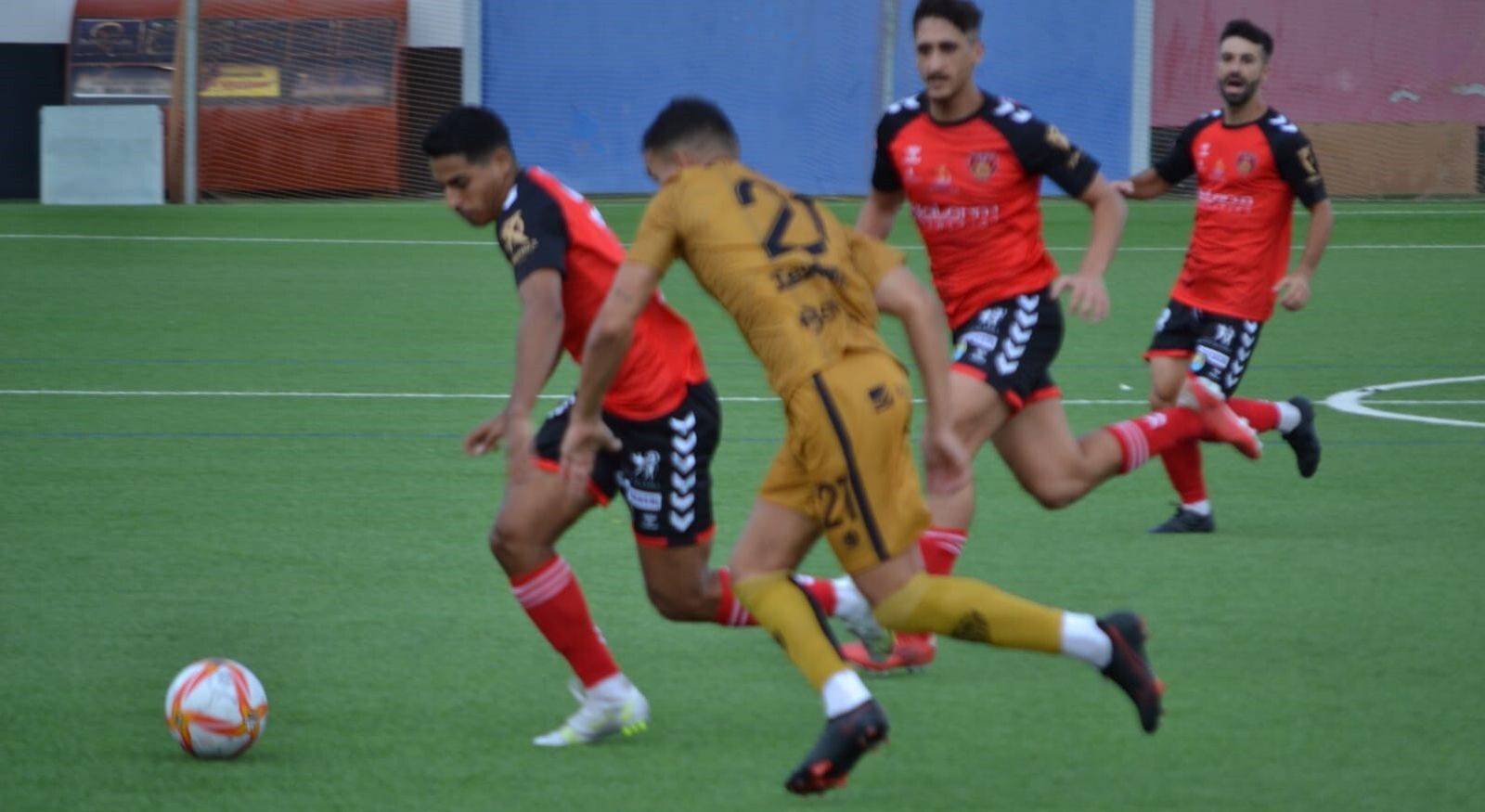 Amin Guerrero conduce el balón ante la presión de un jugador del Cabecense.
