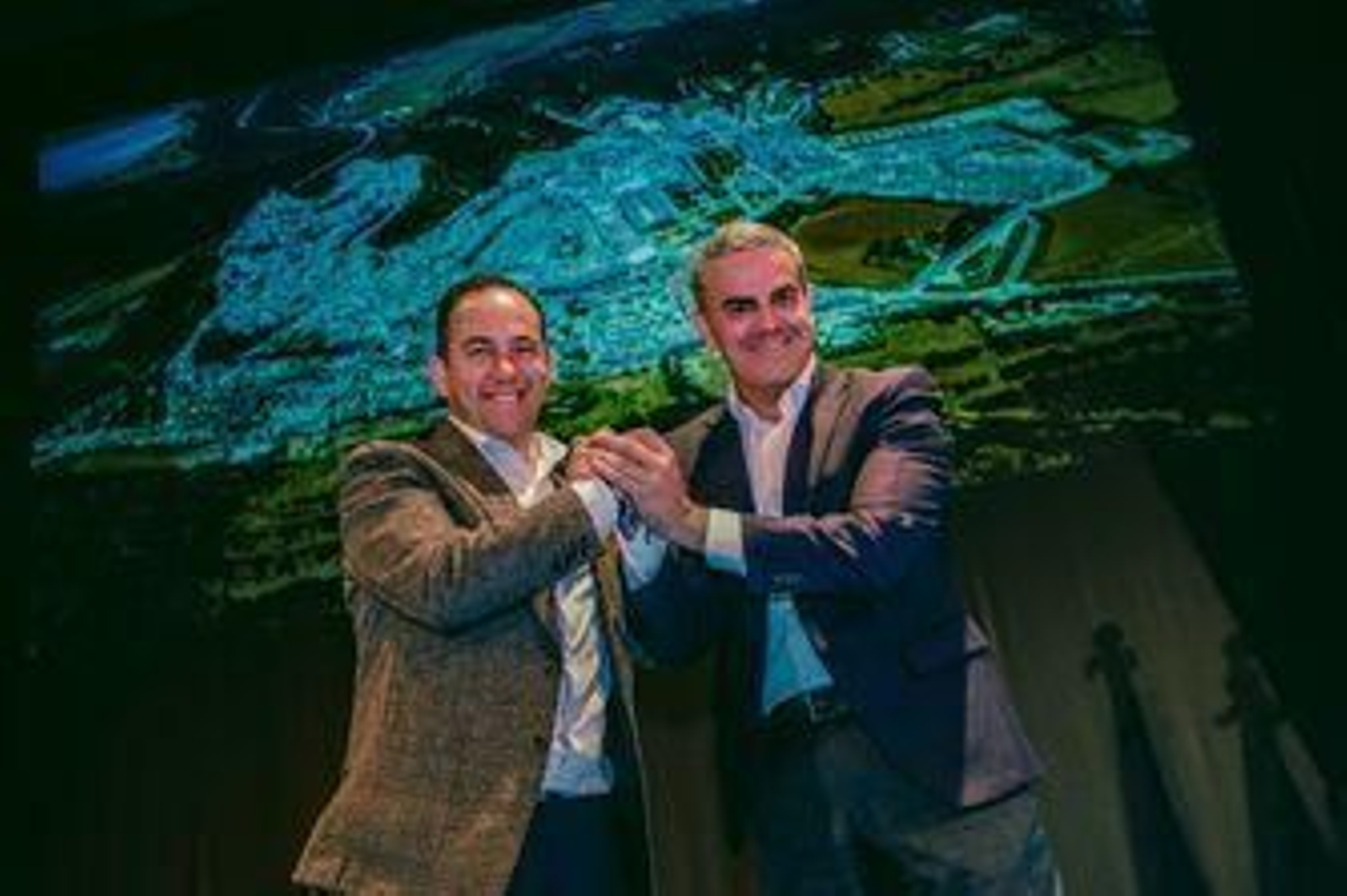 A la izquierda Manuel Flor, actual alcalde de Vejer, y a la derecha, su predecesor en el cargo y candidato a sustituirle, Pepe Ortiz.