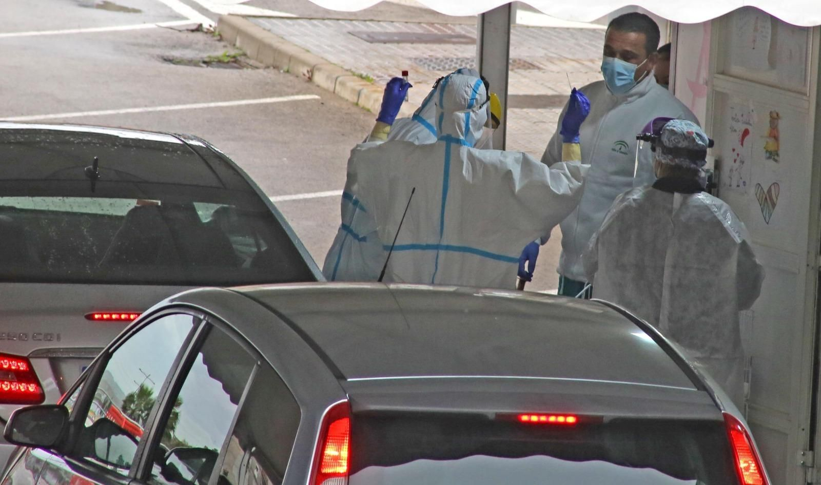 Varios sanitarios, realizando pruebas PCR en el autocovid.