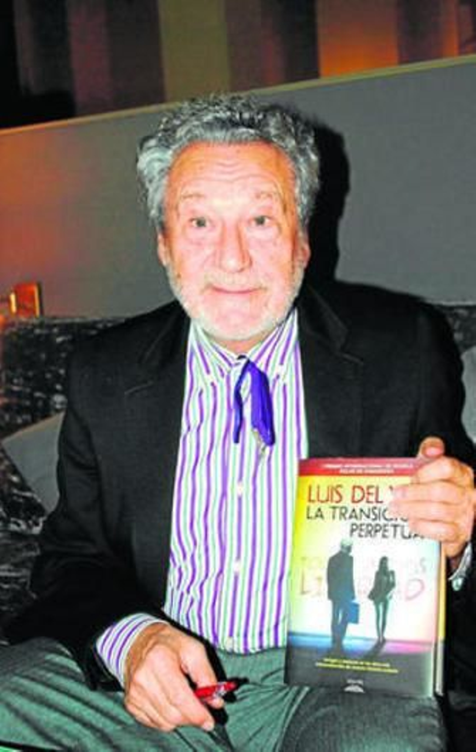 Luis del Val con la obra que presentará en Almería.