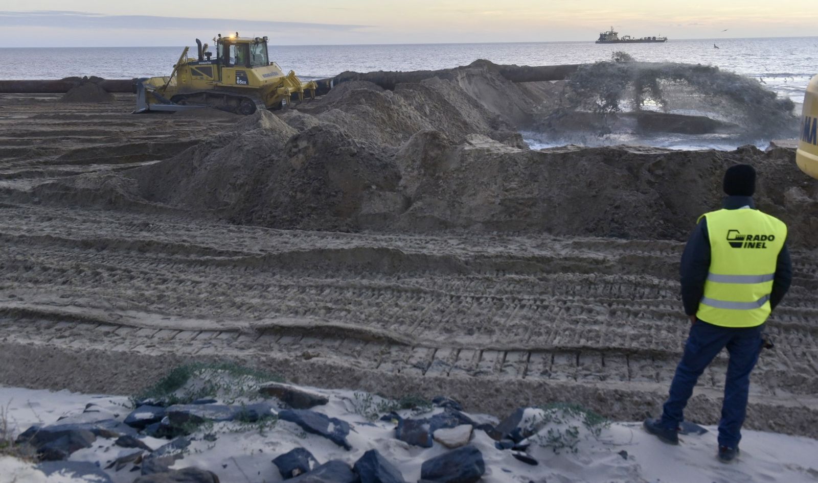Comienza las obras de regeneración de arena en Matalascañas