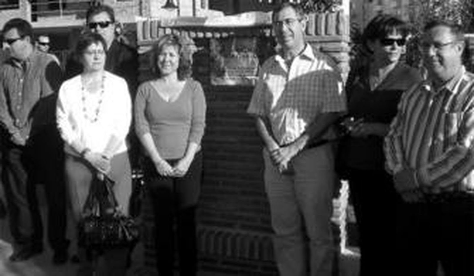 El alcalde de Mijas, con miembros de su equipo de gobierno en el acto de ayer.