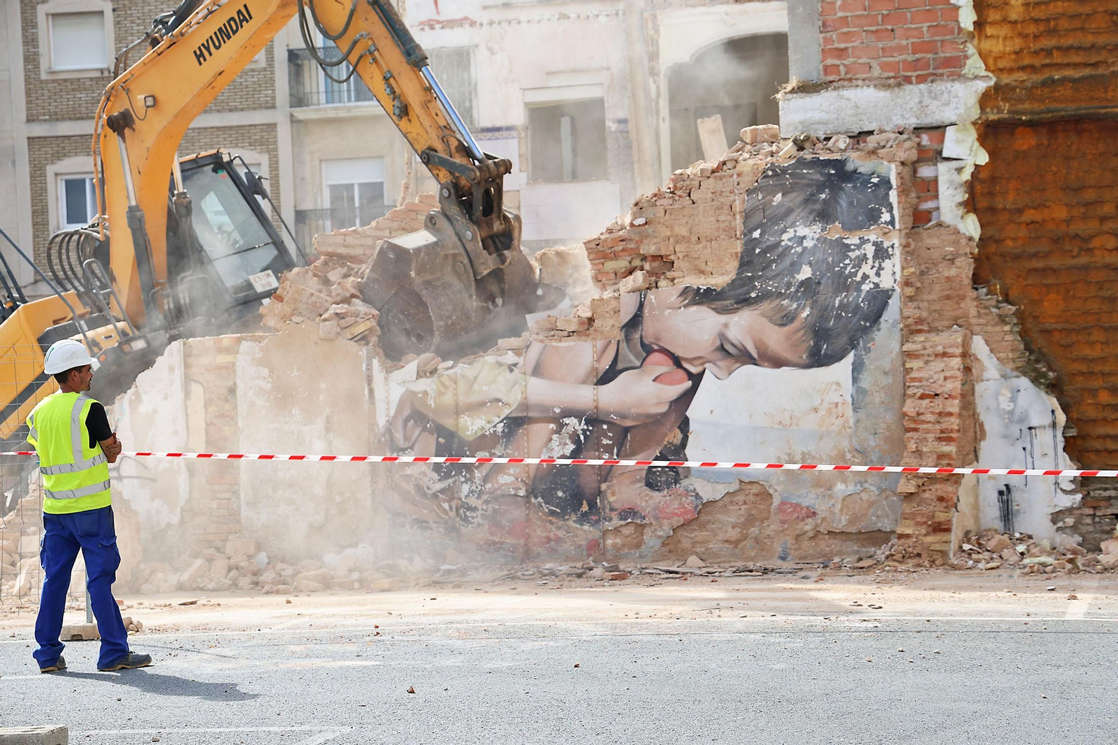 Imágenes del derribo de la calle Jesús del Calvario con el grafiti de Pure Love de Manomatic