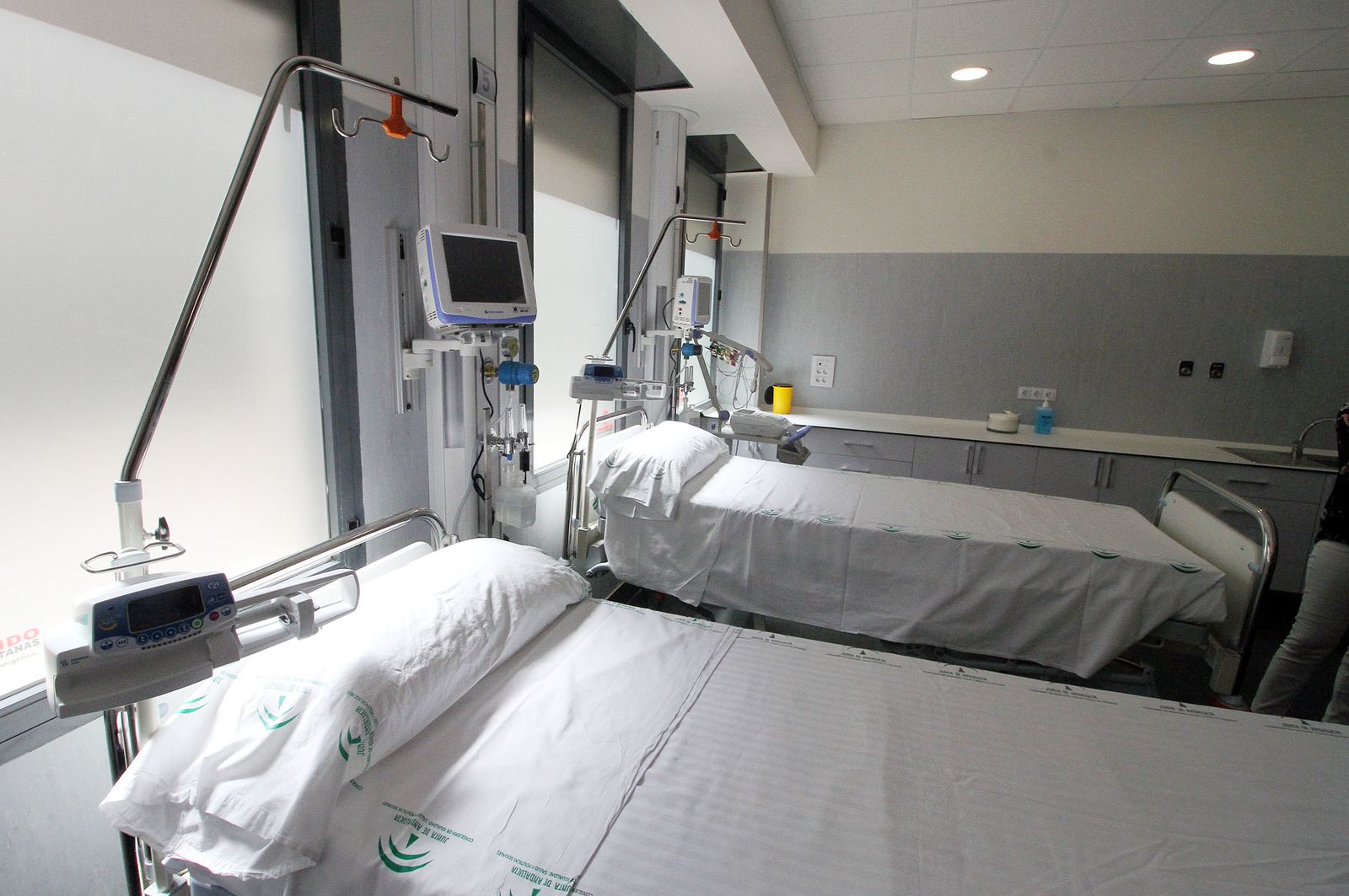 Imágenes de la visita de la consejera de Salud, Marina Álvarez, a la nueva Unidad de Ictus del Hospital Juan Ramón Jiménez