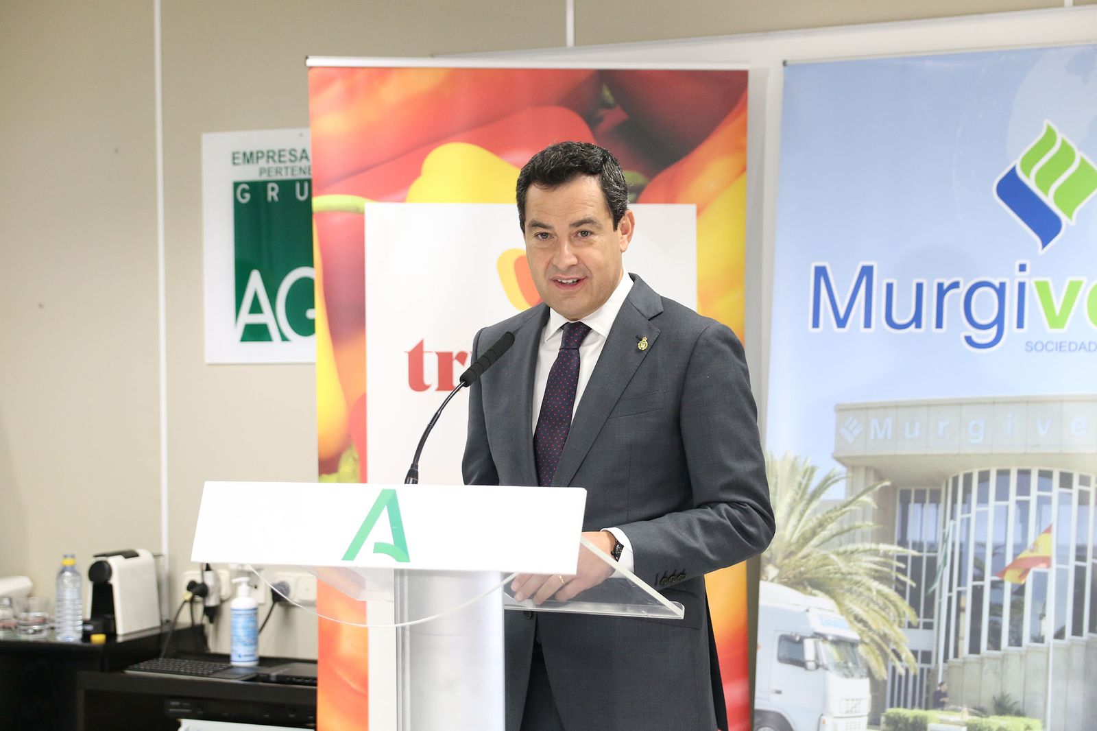 Fotogalería Juanma Moreno visita la cooperativa Murgiverde