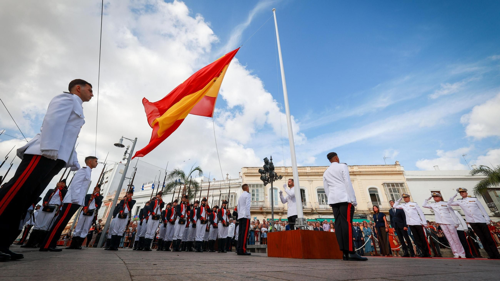 Izado de la bandera en la plaza de la Iglesia con motivo del 24 de Septiembre en San Fernando