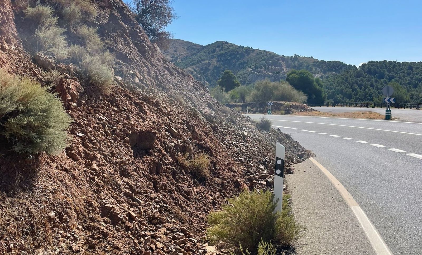 El PSOE exige a la Junta el arreglo de la carretera de Las Canteras, con rocas en la calzada desde hace seis meses