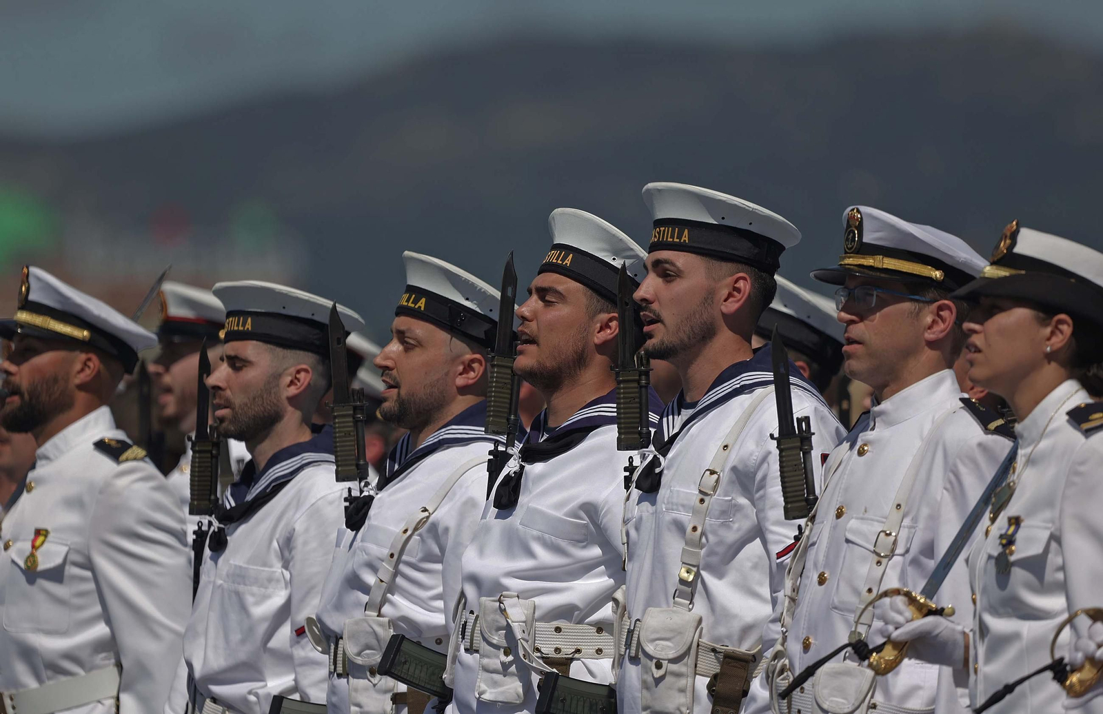 Fotos de la Jura de Bandera para personal civil a bordo del Buque de Asalto Anfibio 'Castilla' en Algeciras