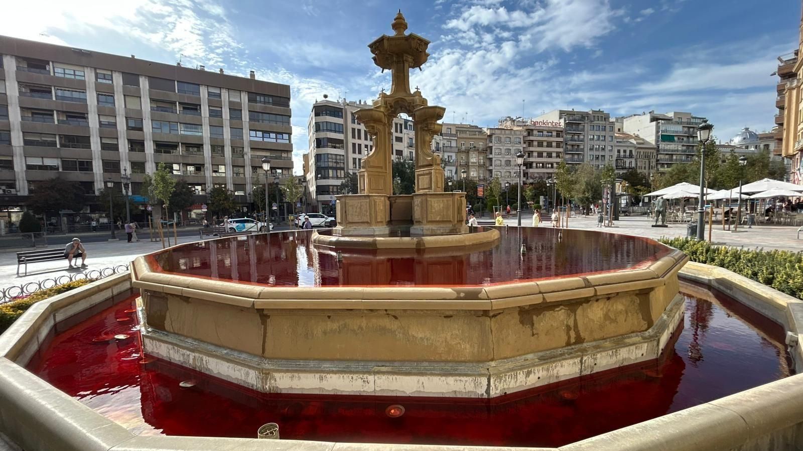 La Fuente de las Batallas con el agua roja