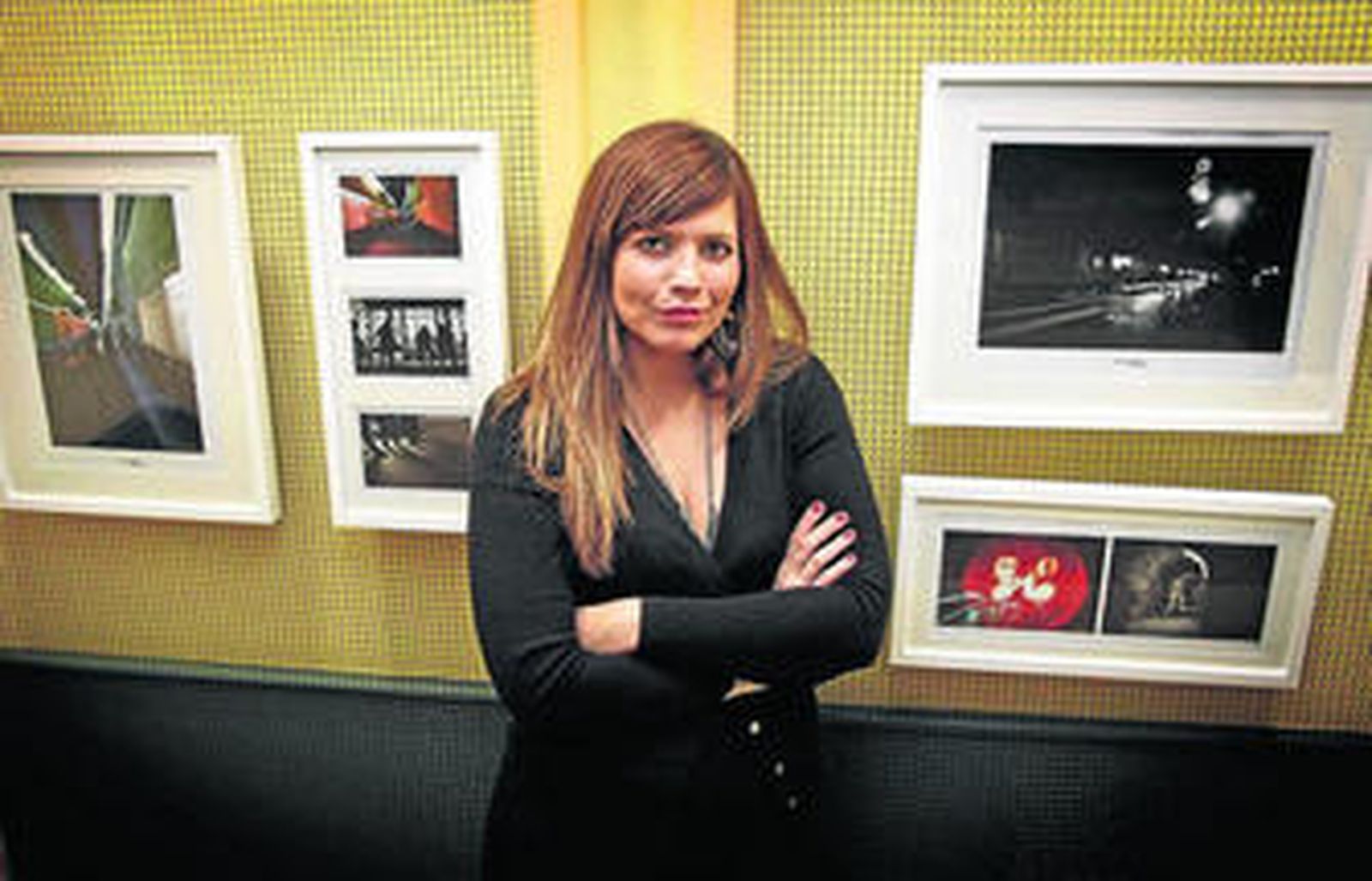 Eva Lindberg, junto a algunas de las fotografías que expone en La Casa del Libro.