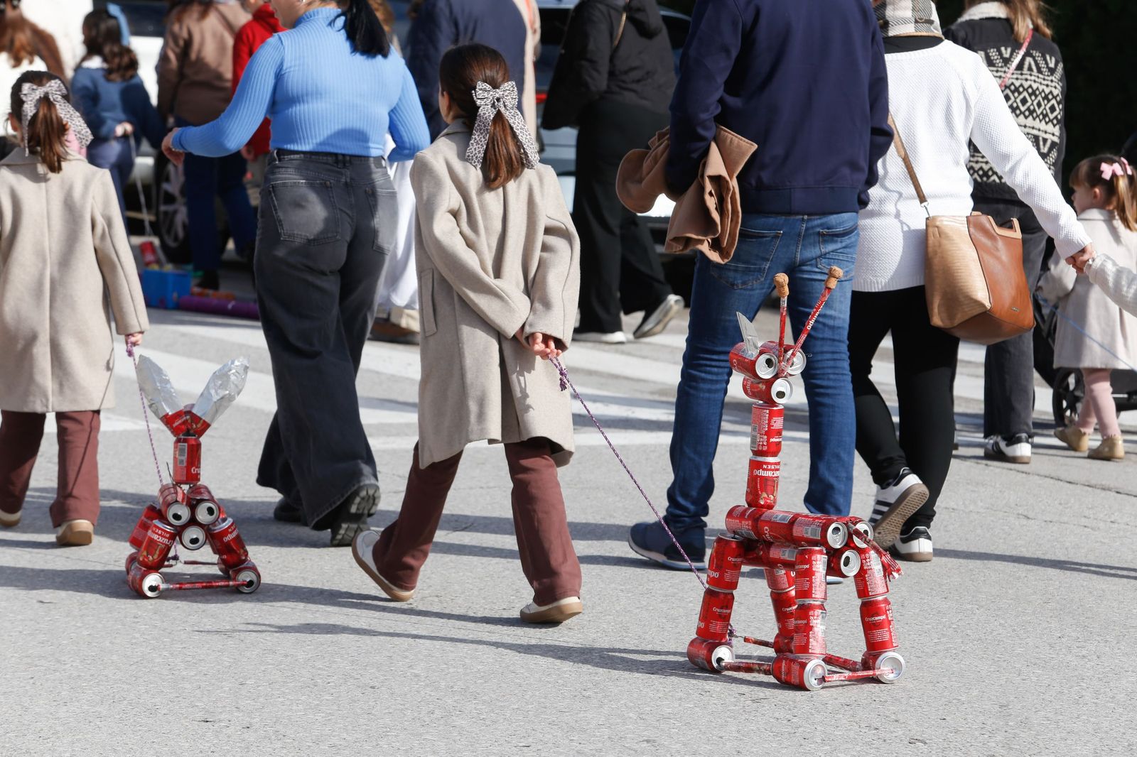 Búscate en las fotos del arrastre de latas 2026 en Los Barrios