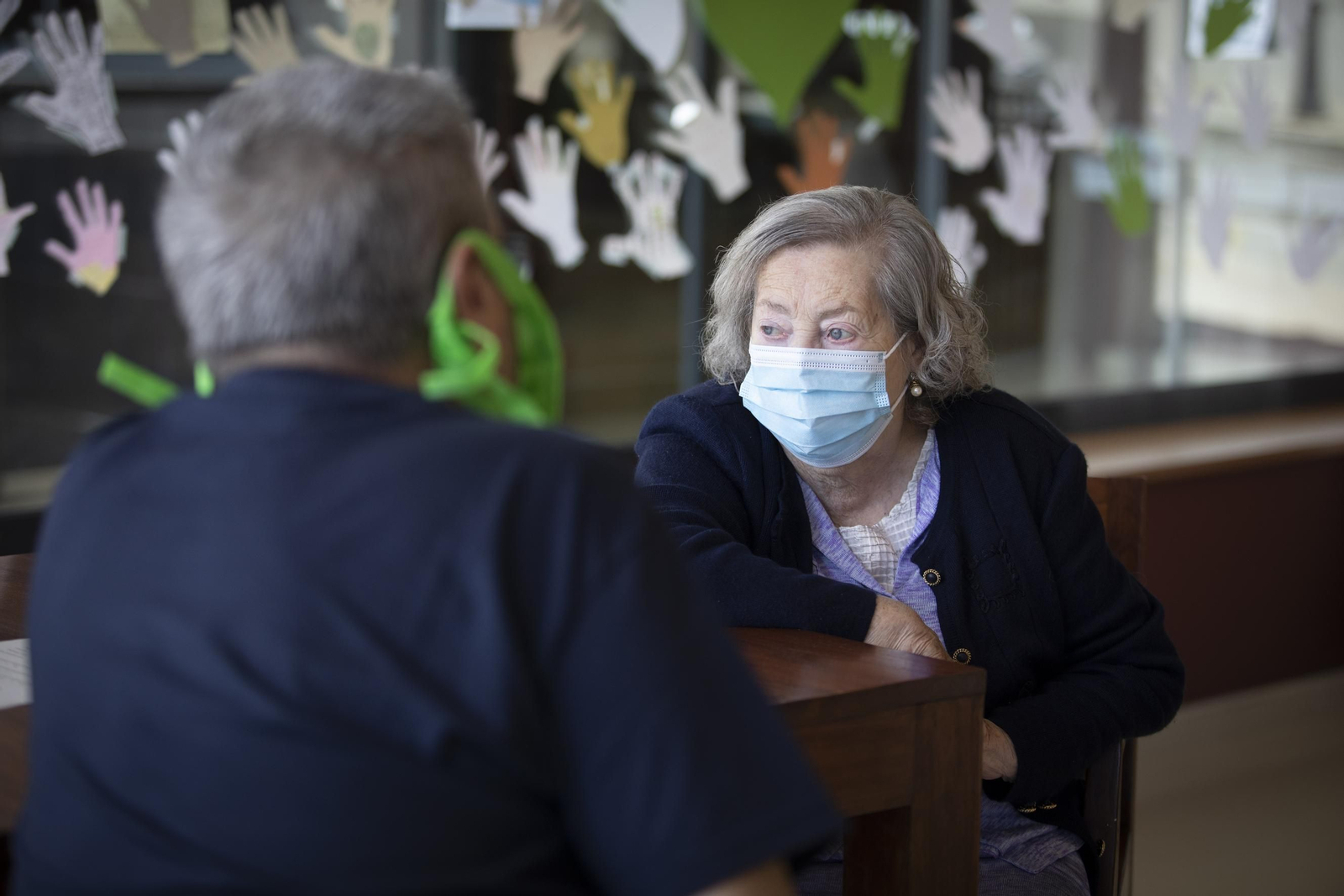 Dos ancianos en un centro de mayores.