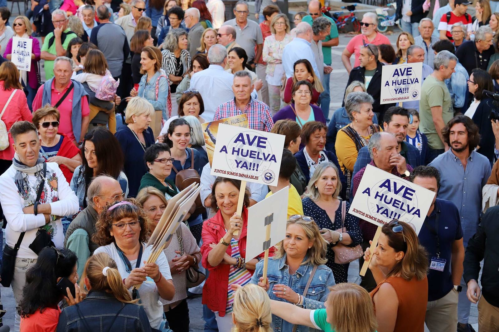 Imágenes de la concentración en defensa de la llegada del AVE a Huelva