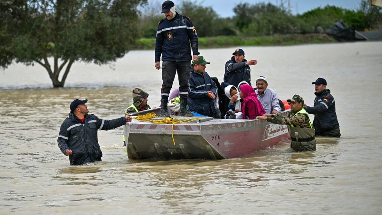 Agentes de rescate evacúan en bote a personas atrapadas en la zona de Larache.