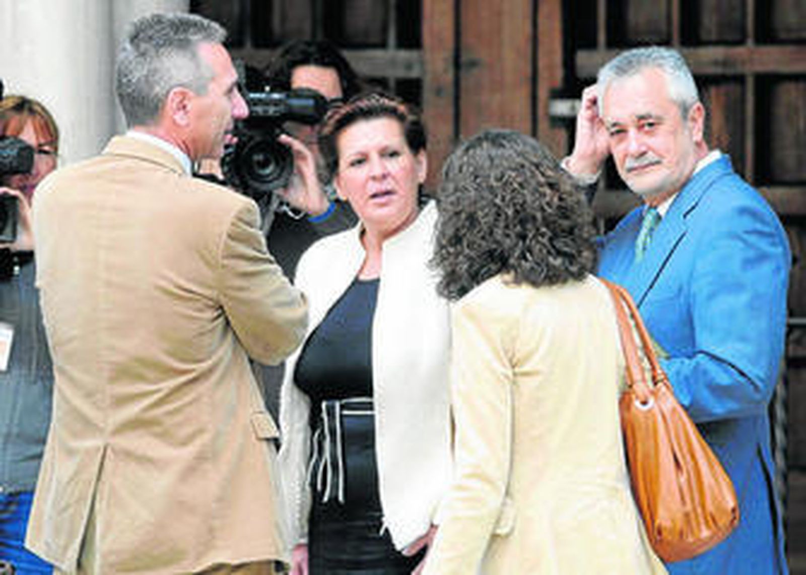 El presidente de la Junta, José Antonio Griñán, ayer, rodeado de parte de su equipo en el Parlamento.