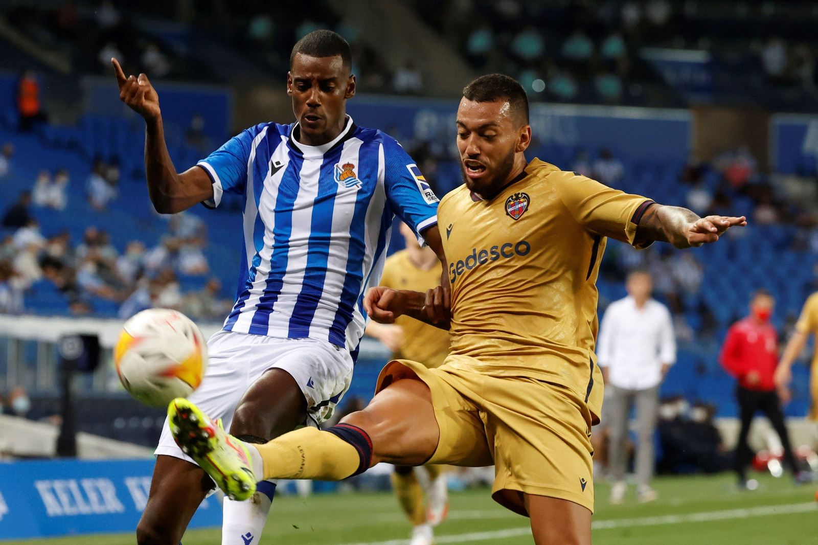 El sueco Isak pugna con el ex rojiblanco Vezo en un duelo de la presente temporada.