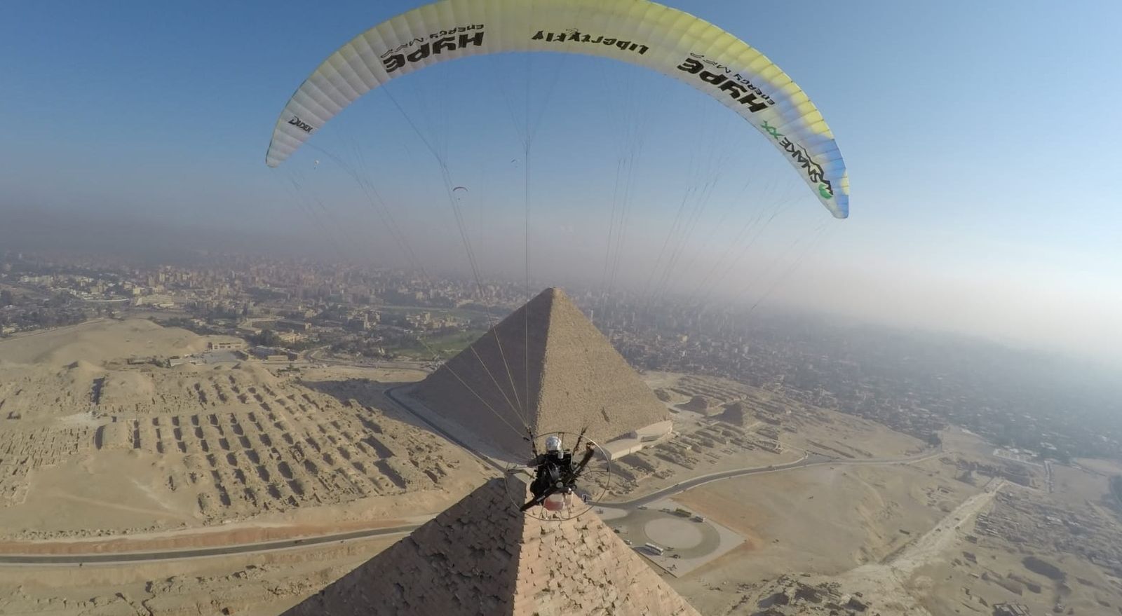 Momento en el que Vicente Palmero vuela sobre las pirámides.