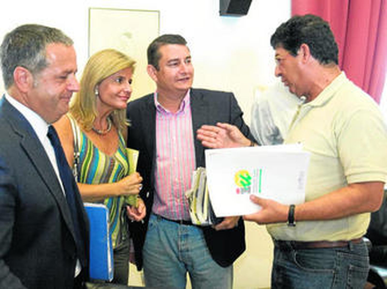 De izquierda a derecha, Salvador Fuentes, Esperanza Oña y Antonio Sanz, del PP, con el coordinador de IU-CA, Diego Valderas.