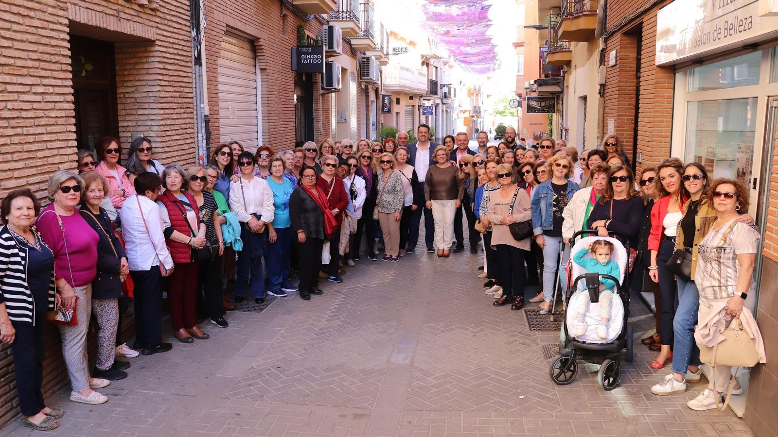 Las creadoras del toldo, en la Calle Real de Maracena. Las creadoras del toldo, en la Calle Real de Maracena.