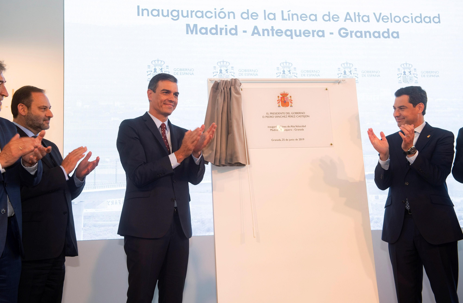 Pedro Sánchez y Juanma Moreno, en la inauguración del AVE a Granada.