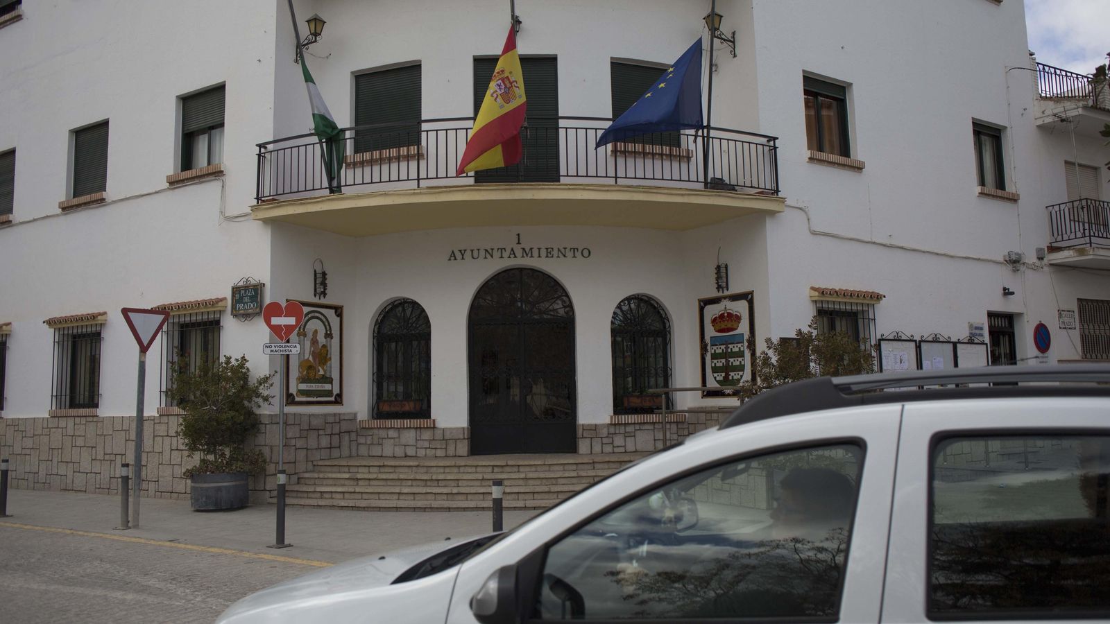 Banderas a media asta en el Ayuntamiento de Villanueva del Trabuco. Banderas a media asta en el Ayuntamiento de Villanueva del Trabuco.