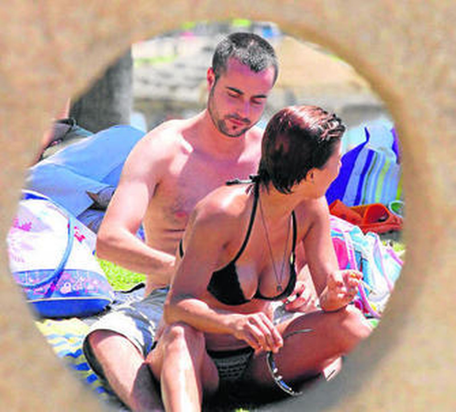 Una pareja disfruta de una playa de Málaga.