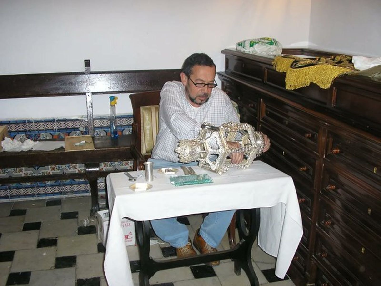 Juan Hidalgo García en sus labores como prioste de la Soledad de San Lorenzo