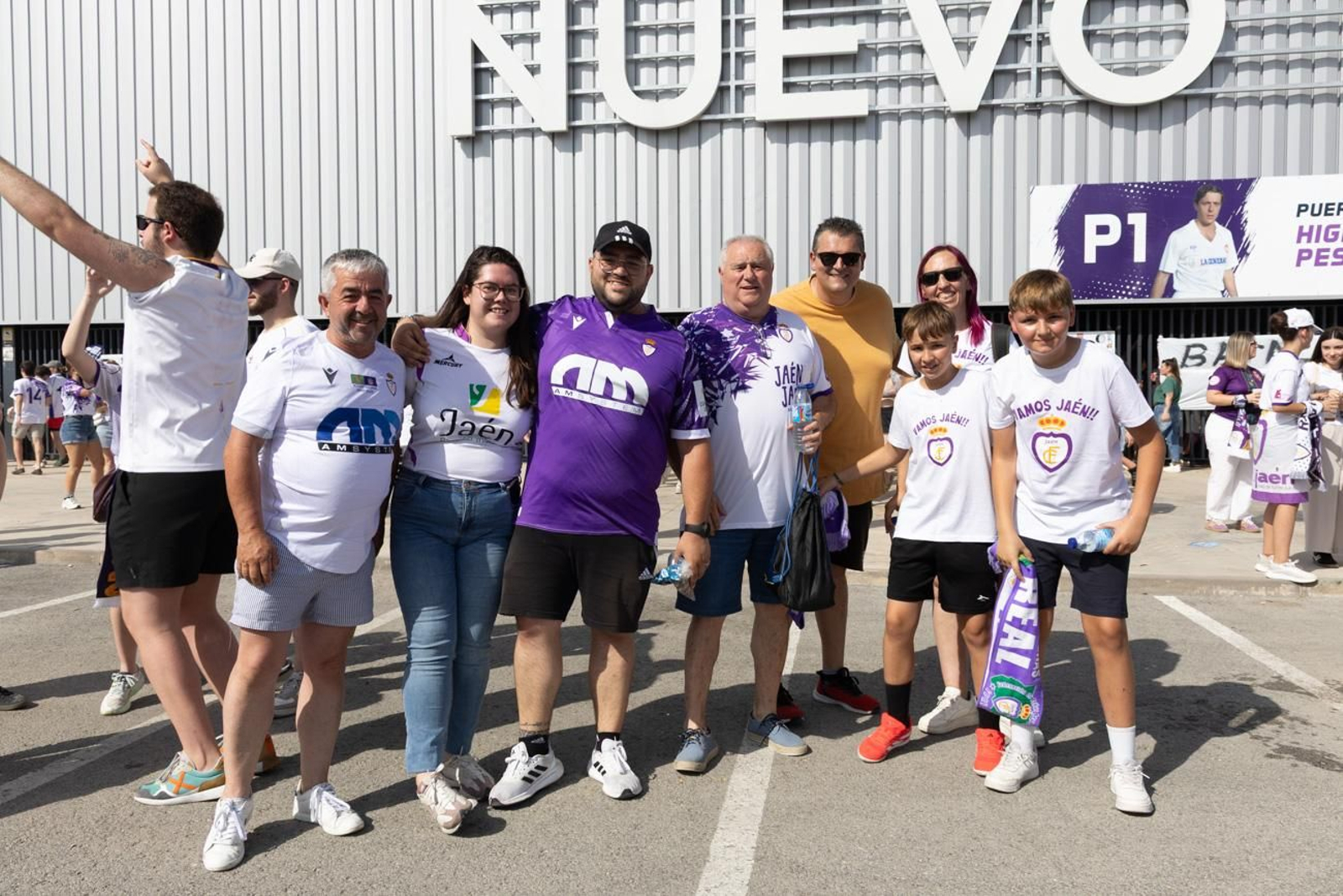El épico recibimiento de la afición lagarta al Real Jaén, en imágenes