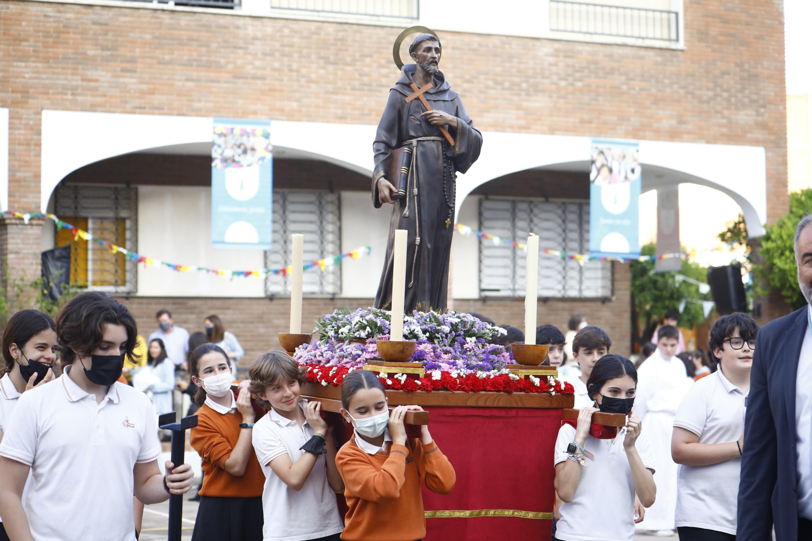 La procesión infantil y juvenil del colegio Divina Pastora de Córdoba, en imágenes